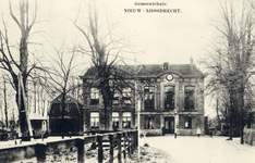 13470 Gezicht op de voorgevel van het gemeentehuis met koetshuis (Nieuw-Loosdrechtsedijk 2-4) te Nieuw-Loosdrecht ...